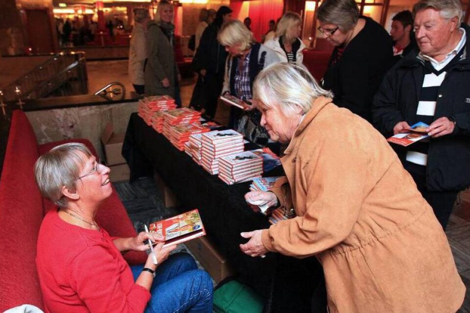 Många hade lockats till Folkan för att lyssna på Annika Dahlqvist. Här signerar hon och säljer sina böcker.