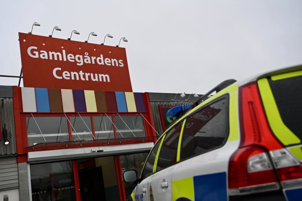 The police turned out  to Gamlegård en shopping centre after someone had let off fireworks.