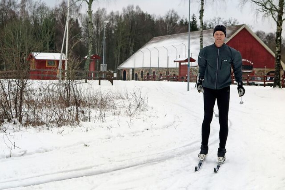 Mats Jönsson tycket att skidspåren i Karlsnäs är helt okej. ”Jag hoppas att det blir kallare igen, så att föreningen kan lägga på mer konstsnö”, säger han.