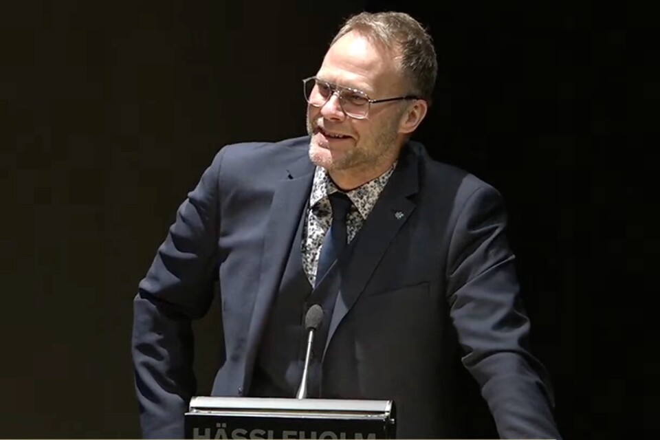 Sven Lundh (SD) stod enligt egen utsago och raljerade i talarstolen i Hässleholms kommunfullmäktige.