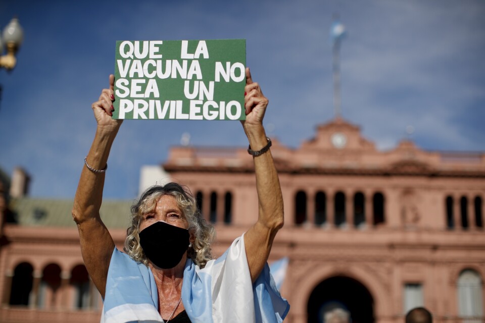 "Vaccin får inte vara ett privilegium", står det på ett av plakaten bland demonstranterna utanför regeringshögkvarteret i Buenos Aires.