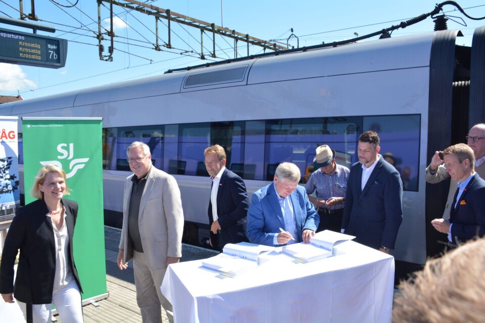Avtalet skrivs under. Caroline Åstrand, SJ, och trafikdirektörer från de sex länen/regionerna som äger Öresundståg AB. Vid pennan Jarl Samuelsson, Västtrafik.