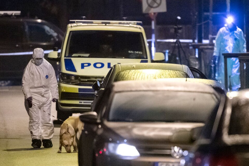 Polisens kriminaltekniker arbetar på Almviksvägen i Hyllie i Malmö natten till fredagen. Enligt polisen misstänker man att ett grovt brott begåtts.