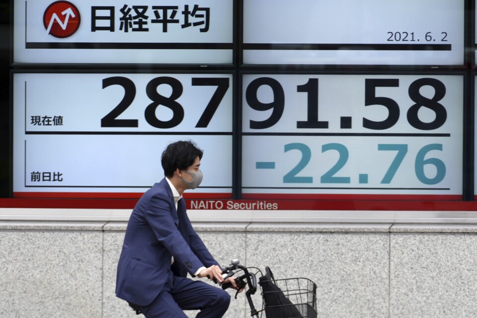 Tokyobörsens Nikkei 255-index sjunker i fredagshandeln. Arkivbild.