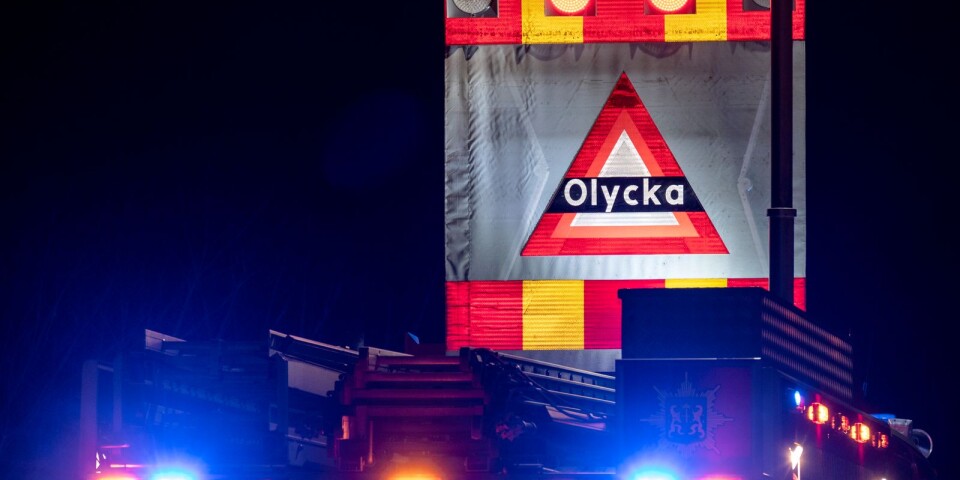 OLYCKA: Förare in i mitträcke på R40: ”Massa skräp på vägen”
