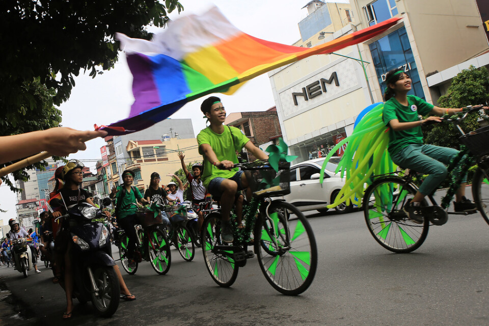 Cykelburna deltagare i en prideparad i Hanoi i Vietnam. Arkivbild.