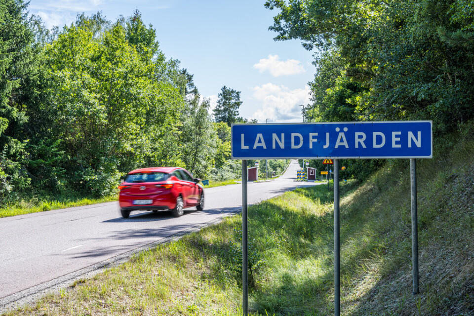 Vägskylt till Landfjärden nära Ösmo i Nynäshamns kommun söder om Stockholm. I närheten hittades en 15-årig pojke död i en skogsdunge i lördags.