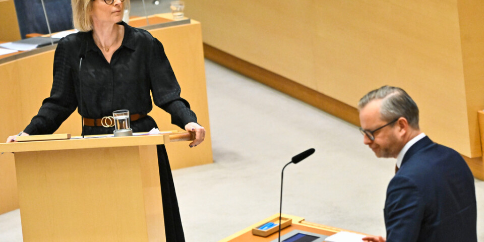 Riksdagen håller en särskild debatt om hushållens ekonomi. Från regeringen deltar finansminister Elisabeth Svantesson (M).