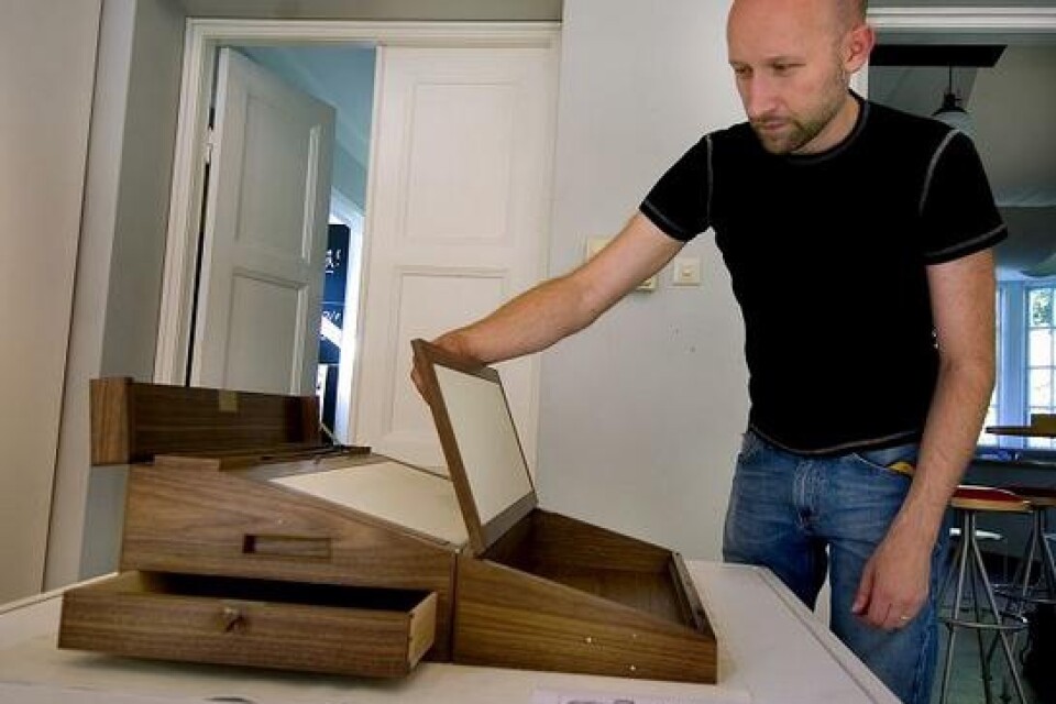 Skrivschatullet i amerikansk valnöt och lönn med inläggning av pärlemor, som bildar Vintergatan, tog Sven Persson över 300 timmar att göra.