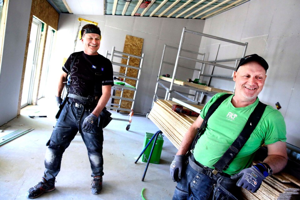 Thomas Johansson, till vänster, och Leif Svensson är snickare på Hansabygg och arbetar med att färdigställa de åtta exklusiva atriumvillorna som just nu byggs mellan Djurängsvägen och E22.