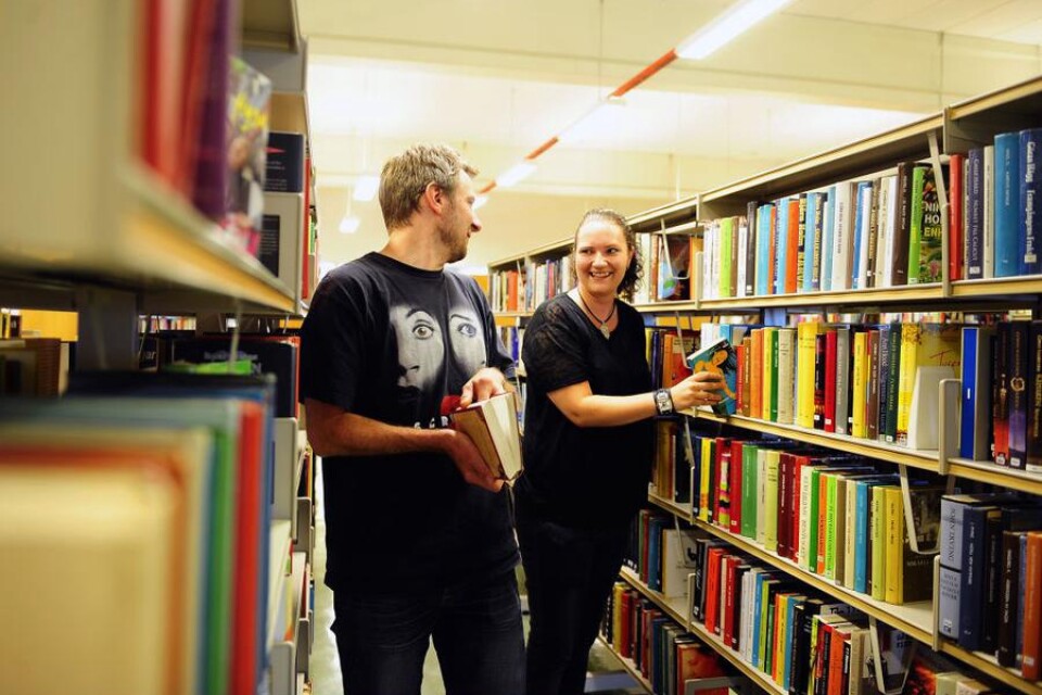 Elin Nilsson och Ulf Åkesson på Tingsryds bibliotek är båda glada och stolta över att vara bäst i Sverige på att låna ut böcker.