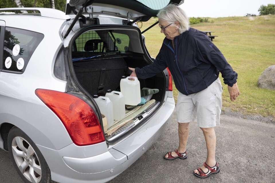Birgitta Ejlertsson har precis fyllt tre dunkar med vatten som hon lastar in i bilen. Hon bor i Nybrostrand och fick höra om vattenläckan i ett mejl från kommunen. ”Man märker hur beroende man är av vattnet”, säger hon.