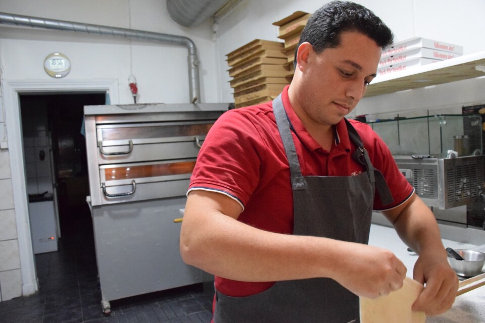 Abdulrahman Badoui har flera års erfarenhet av att baka pizza.