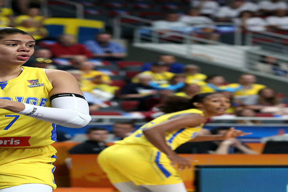 Amanda Zahui mot Montenegros Glory Johnson under basket-EM i Riga.