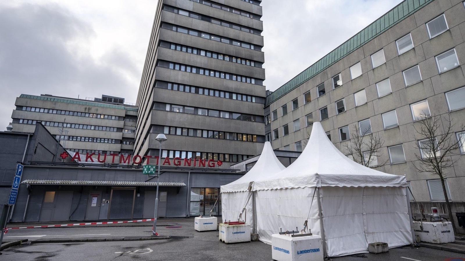 Utanför akutmottagningen på SUS Lund har man satt upp två tält för att kunna bedöma patienter i utomhusmiljö på grund av den pågående coronapandemin. 
Foto: Johan Nilsson / TT