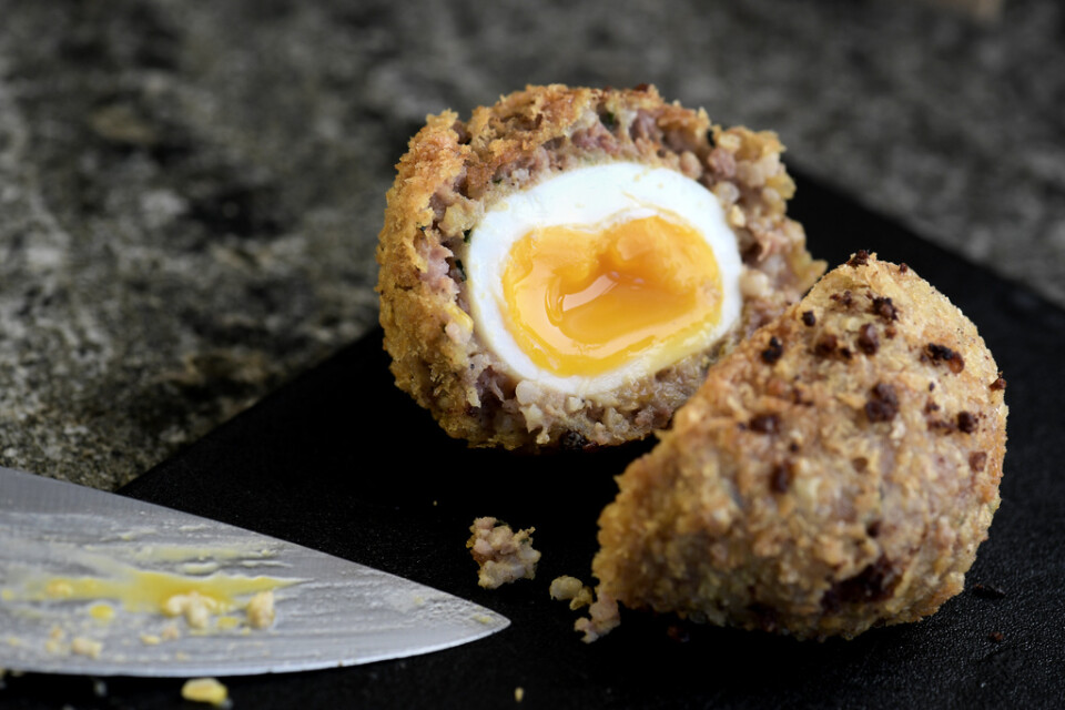 Scotch eggs är vanligt på brittiska pubar och picknickar. Arkivbild.