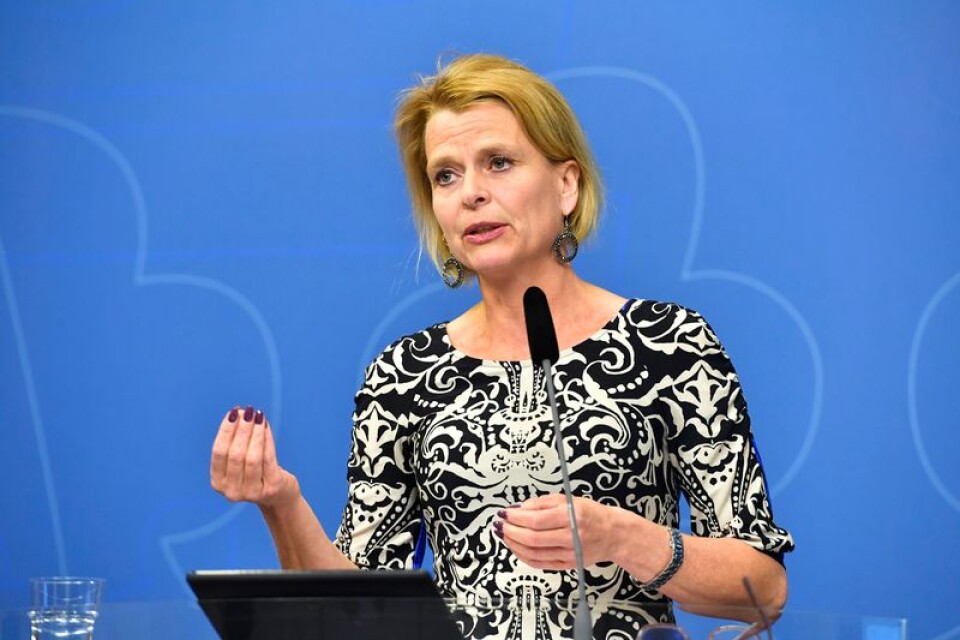 Barn-, äldre- och jämställdhetsminister Åsa Regnér kritiserar TV 4:s hantering av anklagelserna som länge riktats mot en av kanalens medarbetare.