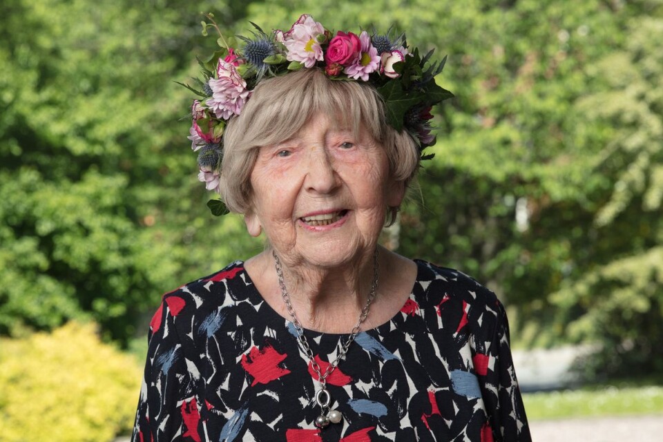 Dagny Carlsson began to blog when she was 99. She is Sweden's oldest blogger. In 2017 she hosted the radio programme Sommar i  P1.