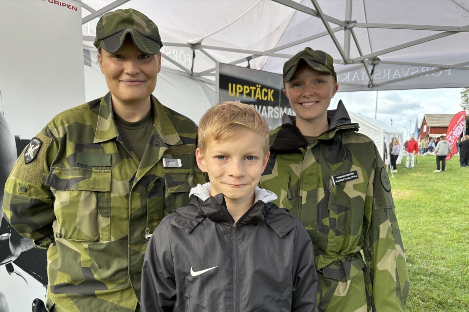 Emma Pålsson, rekryteringskordinator och kollegan Josefine Nilsson, yrkesinformatör vid F17 tillsammans Johan  Eriksson, tio år från Rönnerum - med en dröm om att en dag bli militär.