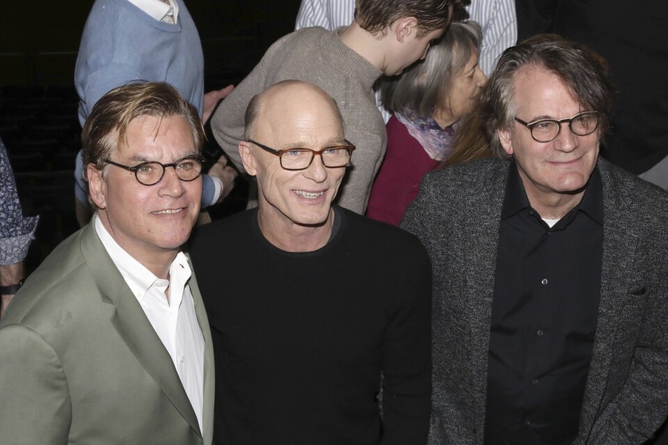 Bartlett Sher (längst till höger) är en av USA:s mest omtalade och hyllade teater- och operaregissörer. Här tillsammans med filmproducenten Aaron Sorkin och skådespelaren Ed Harris vid ett tidigare tillfälle. Arkivbild.