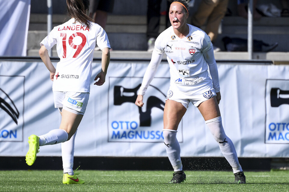 Rosengårds Iva Landeka gratulerar Sanne Troelsgaard efter 2–0-målet mot Kristianstad i SKånederbyt.