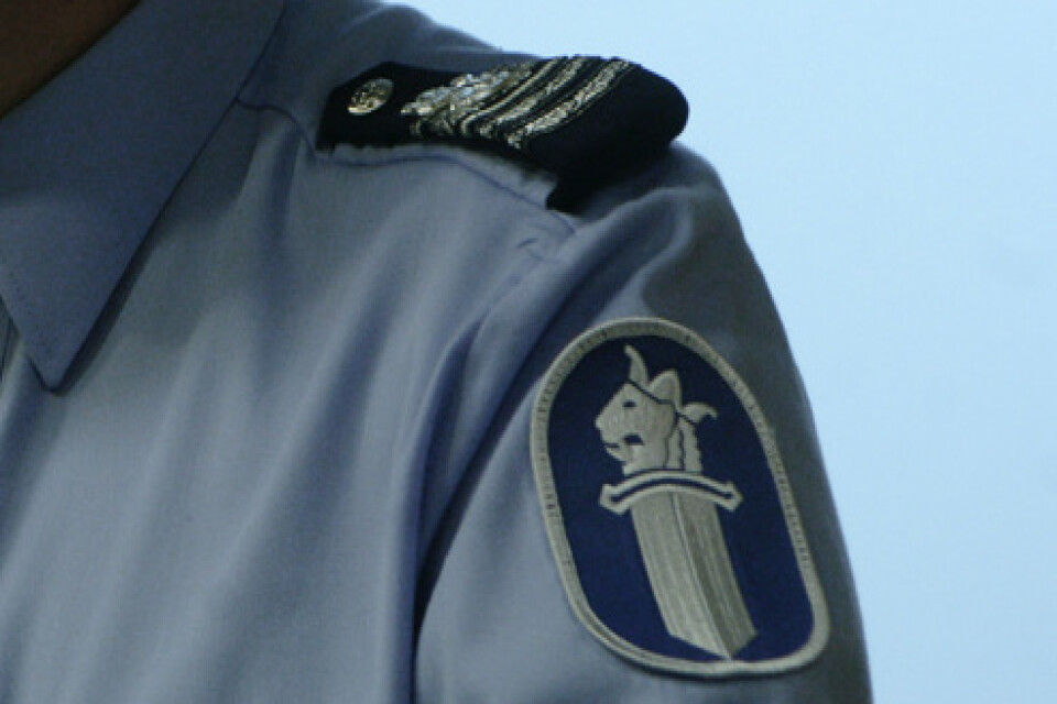 Fem anklagas för ett styckmord i Helsingfors. Arkivbild som visar den finländska polisens symbol.