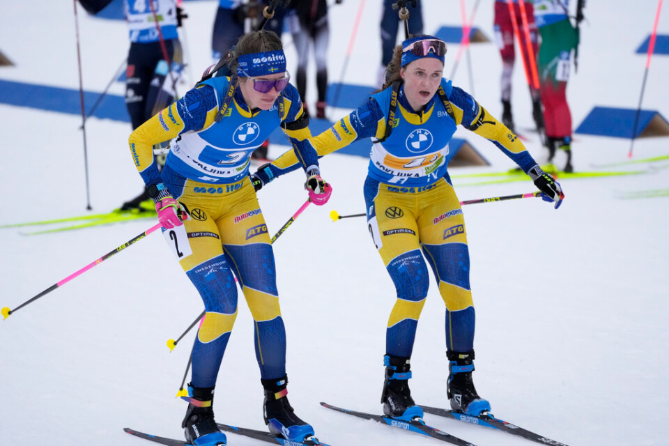 Elvira Öberg, till vänster, och Mona Brorsson var med och förde Sverige till tredje plats i mixedstafetten.
