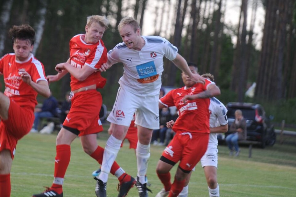 Mittbacken Oskar Karlsson, här i duell med Färjestadens Pontus Jaensson i måndagens ÖM-match, satte kvitteringen mot serieledande Påryd i fredagens toppmöte.