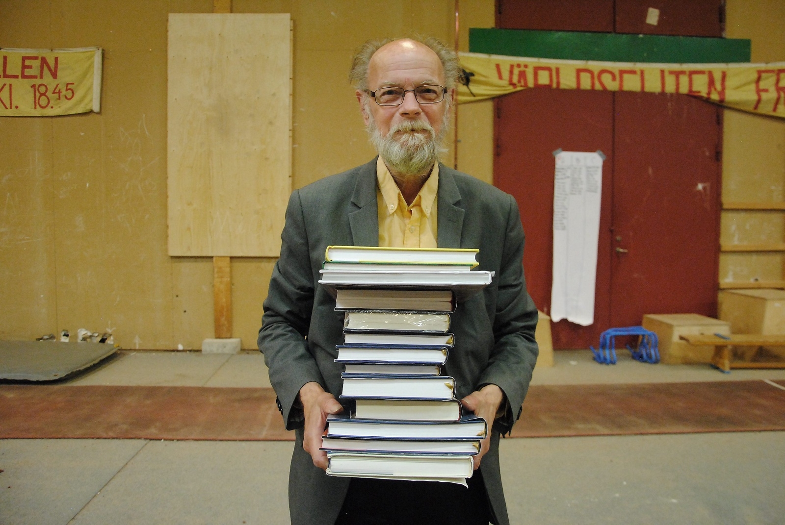 Lennart Jacobsson lägger ytterligare en trave böcker till sin samling på 14 000 böcker.