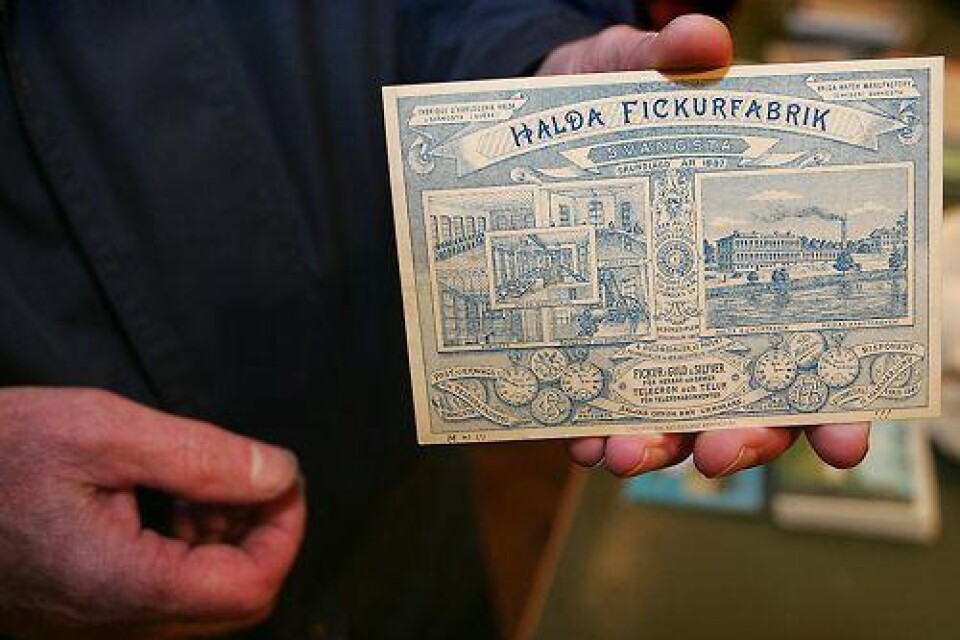 Äldst. Gert Isaksson hade kvällens äldsta vykort. Det är daterat 1898 och föreställer Halda fickursfabrik i Svängsta. Foto: Kristian Pedersen