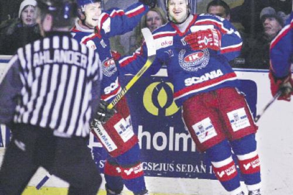 Fredrik Håkansson och Tomas Gustafsson jublar efter ett av målen i segern mot Nybro. Trots kritiken har IKO gjort en klart godkänd säsong i allsvenskan, anser OT:s sportchef Jörgen Ström.