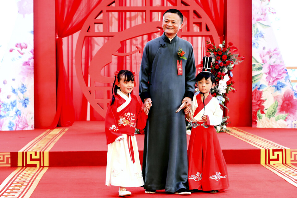 Jack Ma (mitten) är värd för en bröllopsceremoni för Alibabaanställda 2019. Då var han styrelseordförande för Alibaba Group.