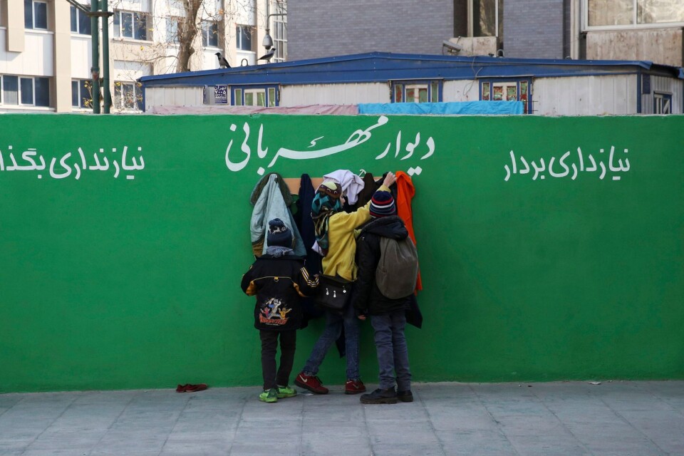 Wall of kindness finns på flera platser i världen, här med kläder i Teheran. Vintern var hård i Iran 2016. Några vänliga personer målade en vägg, mitt i centrum. På farsi står det ”om du inte behöver det, lämna det här. Om du behöver det, ta det”.