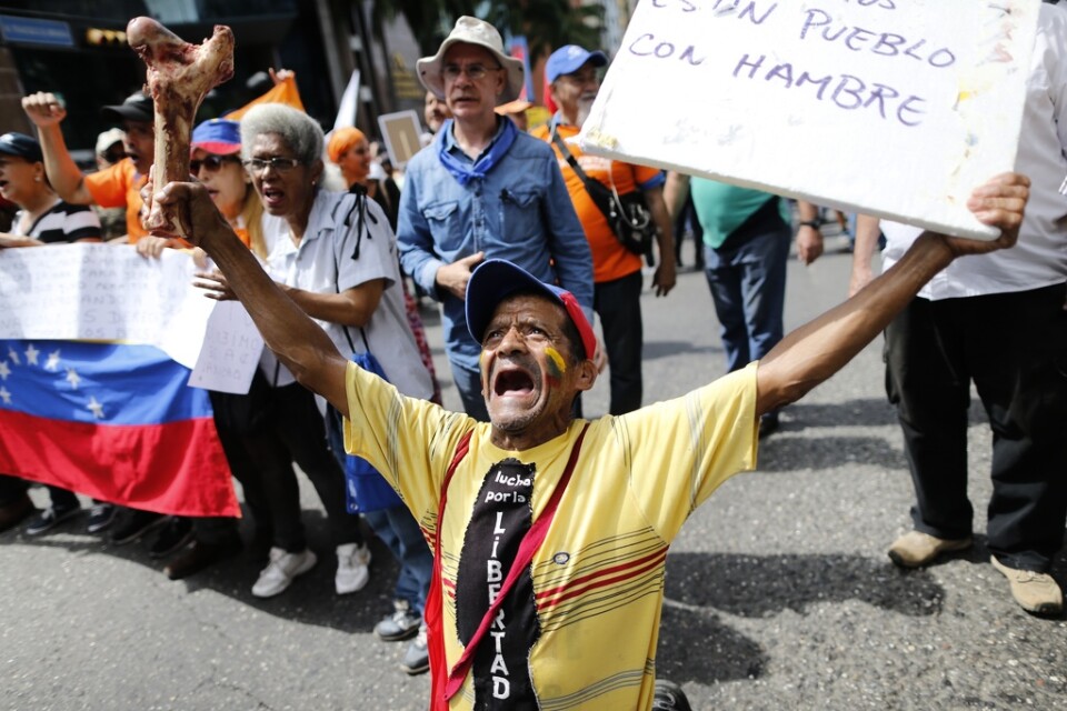 En man ropar "vi svälter" under protester ledda av oppositionspolitikern Juan Guaidó mot regeringen i Venezuela, i slutet av förra året. Arkivbild