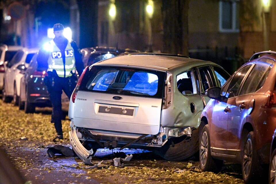 Två bilar har skadats i samband med en sprängning i centrala Malmö.