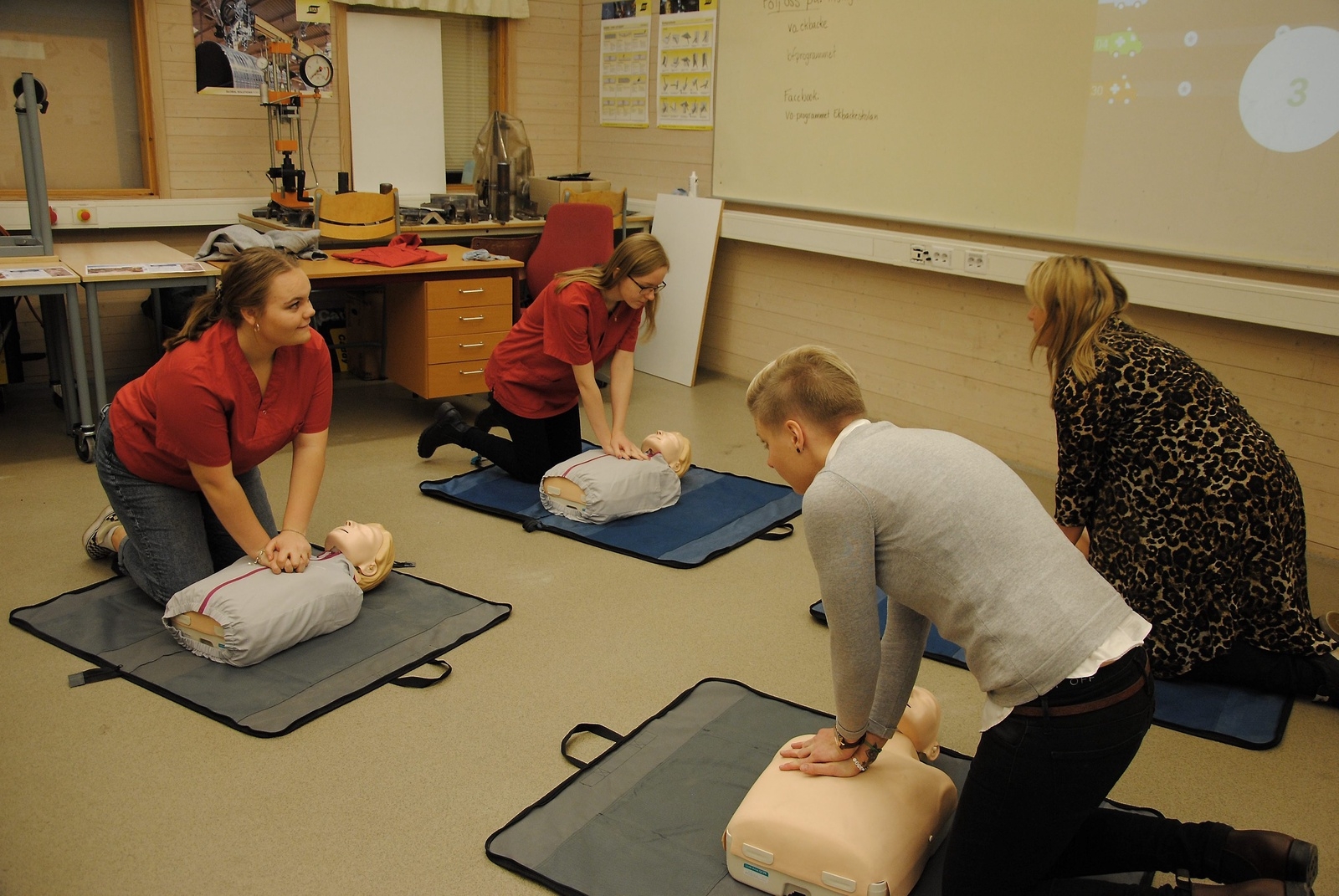 Emma Andersson, Isabell Ragnarsson, elever, Emma Jonsson, Camilla Fischer, lärare på vård- och omsorgsprogrammet tränar på hjärt- lungräddning.