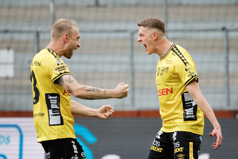 Elfsborgs Alexander Bernhardsson (till höger) jublar med lagkaptenen Johan Larsson efter sitt 2-0-mål.