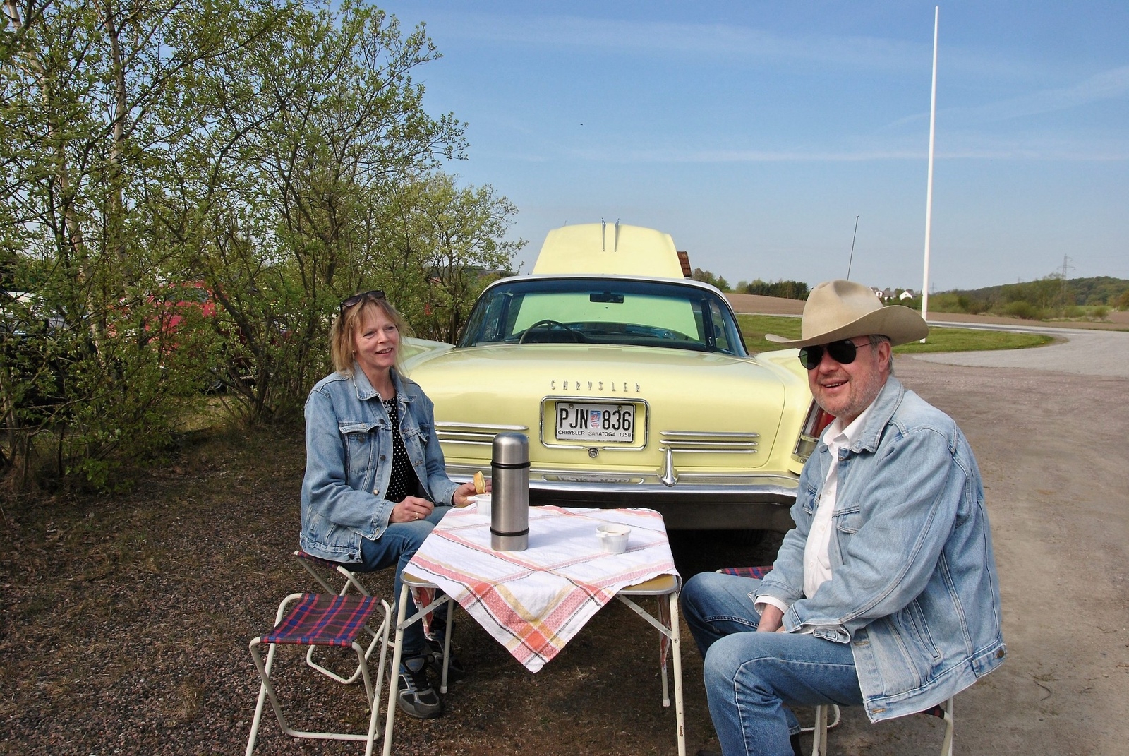 Roland Ekström och hustrun Nina, från Skåne-Tranås, vid sin Chrysler Saratoga från 1958. – Det är roligt att klä sig och även ha lite grejer i samma stil som bilen, säger Roland. Ekström. Foto: Caroline Stenbäck