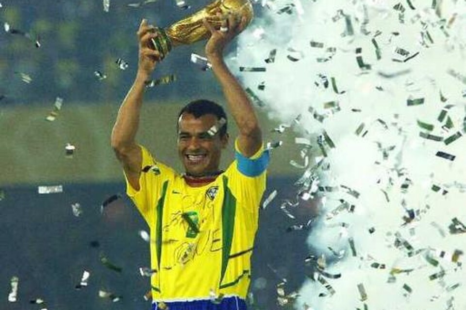 Cafus andra VM-guld. I sin tredje VM-final och sista landskamp fick Brasiliens lagkapten Cafu höja VM-bucklan för andra gången. Bild: