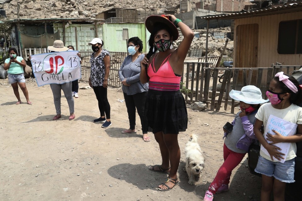 Den transsexuella kongresskandidaten Gahela Cari under ett kampanjbesök i en förort till Lima den 27 mars.