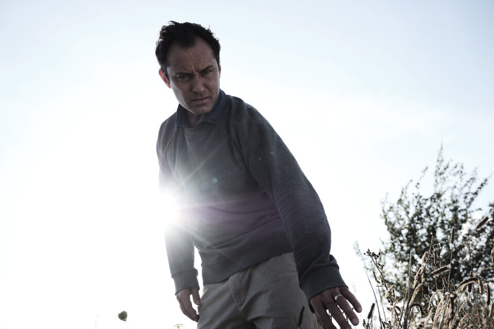 Jude Law spelar en av huvudrollerna i thrillerserien "The third day". Pressbild.