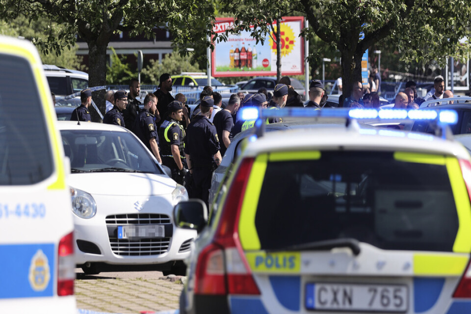 Poliser i Hjällbo under sista helgen i maj, då flera våldsamma händelser skedde på stadsdelstorget.