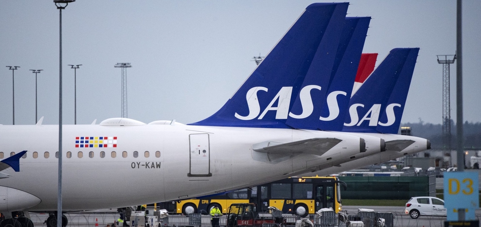 SAS Airbus A320 flygplan på rad parkerade på Kastrup på söndagen. SAS drar ner på personal och linjer meddelade de vid en pressträff på söndagen. 
Foto: Johan Nilsson/TT