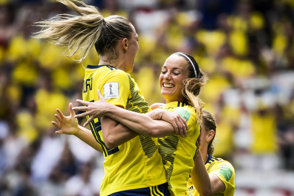 Kosovare Asllani och Fridolina Rolfö fick jubla tillsammans under fotbolls-VM 2019 – men i Champions League ställs de emot varandra. Arkivbild.