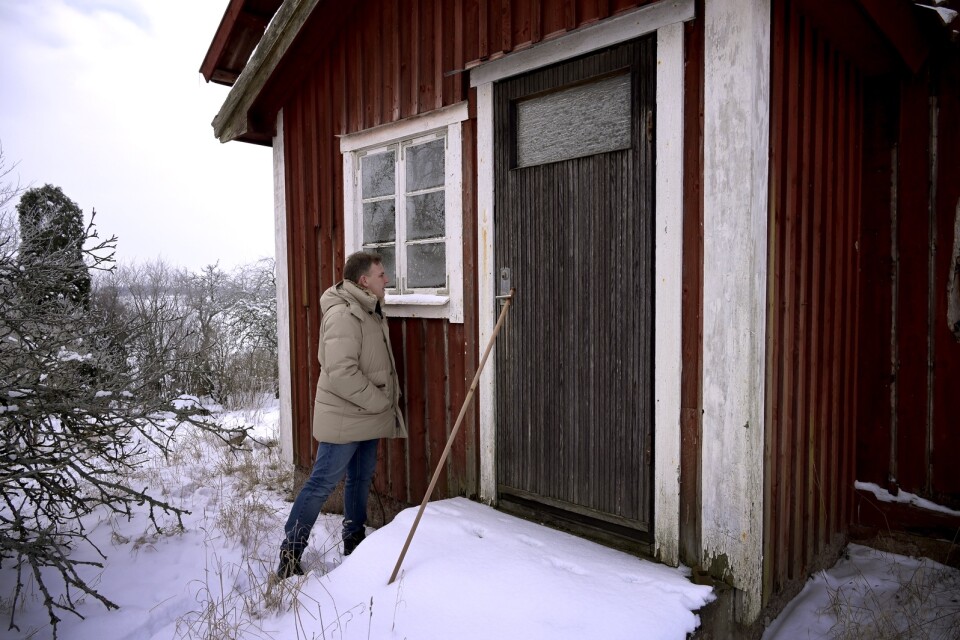 Robert Danielsson visar ödehus som är till salu på landsbygden mellan Uppsala och Bålsta, nära Örsundsbro.