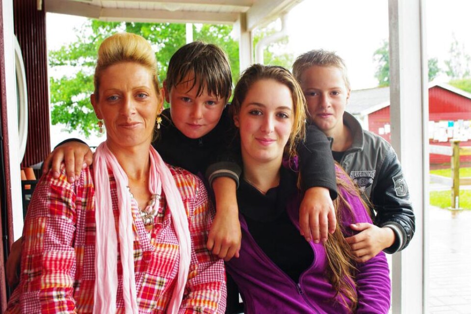 bambino Ariane med tre av sina barn, Jean-Claude 9 år, Viviane 18 år och Lui 10 år. Foto: Annie Olausson