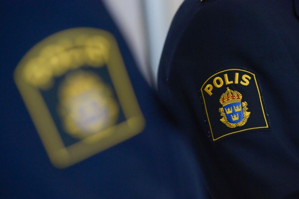 En man i 20-årsåldern, som greps på Hisingen i Göteborg, har nu häktats på sannolika skäl misstänkt för grovt vapenbrott och brott enligt lagen om brandfarliga och explosiva varor, uppger polisen. Vid gripandet uppstod tumult då polisen attackerades av