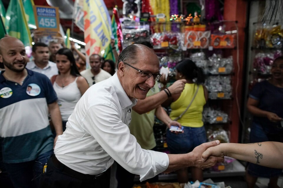 Geraldo Alckmin, hälsar på anhängare i Rio de Janeiro.