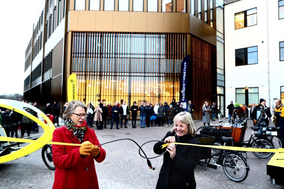 En symbolisk upplåsning för nya Pedalstråket. Från vänster Linnéuniversitetets huvudprojektledare Christel Olsson och kommundirektör Annette Andersson.
