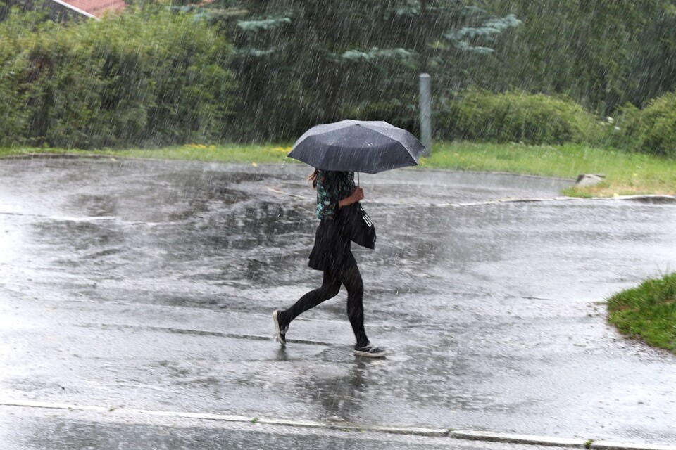 Det är risk för kraftig nederbörd i östra Skåne under onsdagen, enligt SMHI.